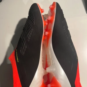 Adidas Predator fotbollsskor svart/röd - Säljer ett par Adidas Predator fotbollsskor. Väldigt bra skick, använda ca 3 gånger bara.