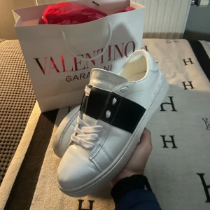 valentino garavani opens - säljer nu dessa valentino opens för endast 999kr, pris kan gå ner vid snabb affär. storlek 41/42. för mer info elr liknande, skicka ett dm!