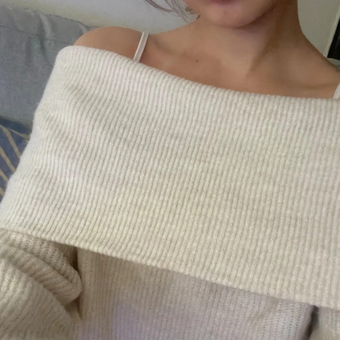 Beige ribbad offshoulder stickad tröja