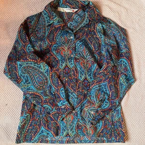 Y2K skjorta - 2000-tals skjorta med 70-tals stil och många färger. Superbra skick och extremt skönt material. Storleken är ca S!