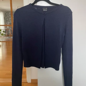 Blå kofta - Blå kofta från Gina Tricot i strl XS. köpt på Vinted så vet inte hur mycket den har använts men den är i fint skick