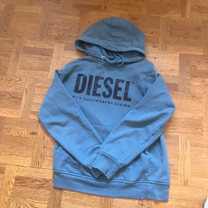 Blå hoodie från Diesel med logga - Säljer en blå hoodie från Diesel i storlek S. Bara att höra av sig med frågor!