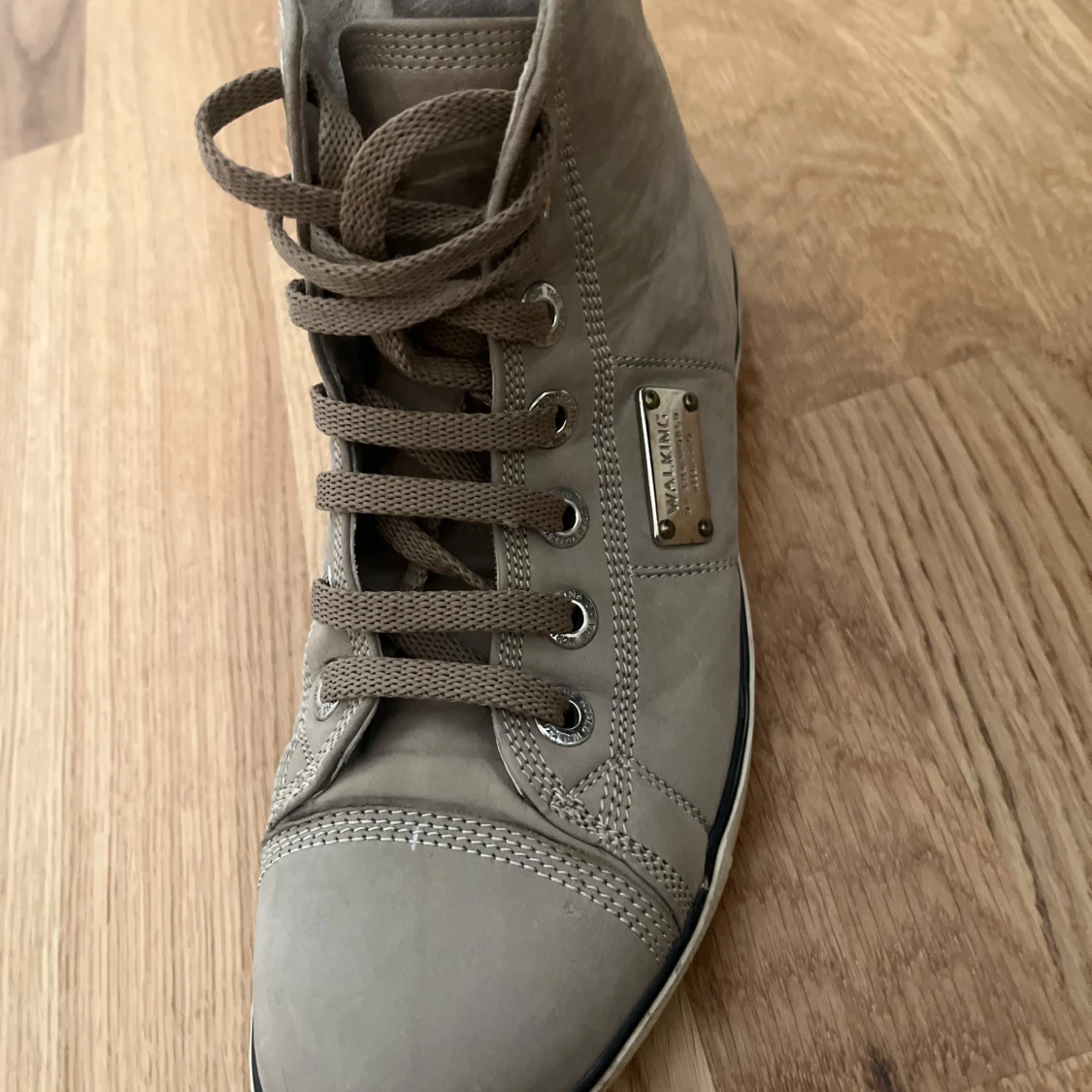 Beige sneakers från Walking Milano - 1