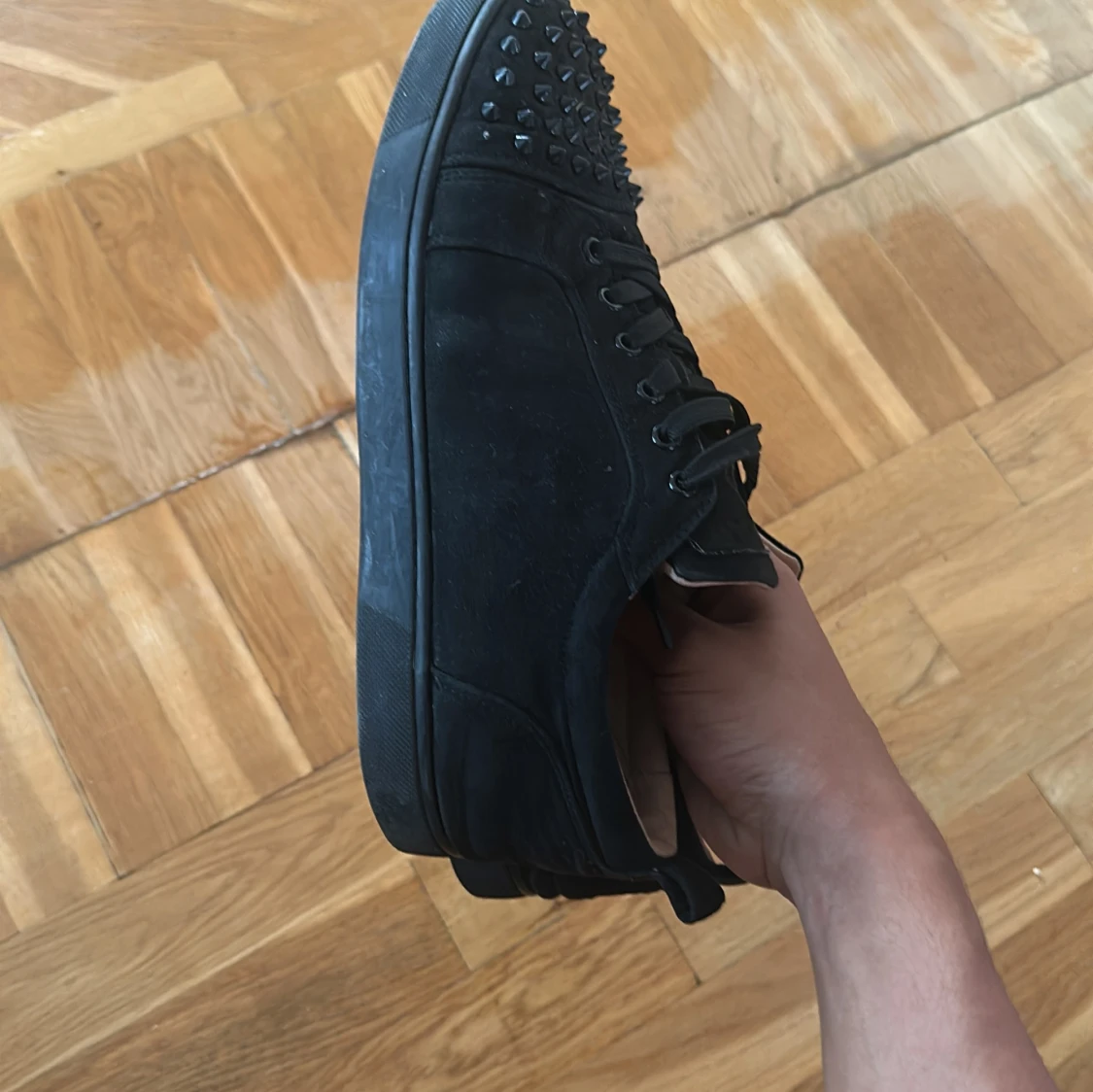 Svarta Louboutin sneakers med nitar - 1