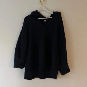 Mörkblå stickad tröja  med v-ringning - mörklblå stickad tröja 