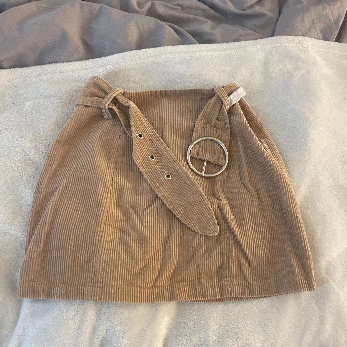 Beige kjol med bälte