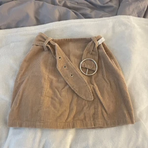 Beige kjol med bälte - Beige kortkjol aldrig använt 