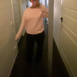 Ljusrosa sweatshirt - Enkel och snygg ljusrosa sweatshirt med rund halsringning och långa ärmar💞