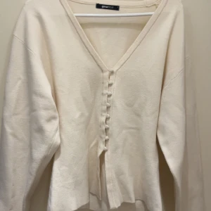 Kräm vit koftan från Gina tricot i storlek S - Kräm vit koftan från Gina tricot i storlek S. Aldrig använd. Inga hål (helt nytt skick)  