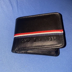 Plånbok - Använd par gånger. Namnet på framsidan är inte så tydlig men det mesta är. Annars är den jätte bra.