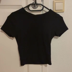 Svart t shirt - Svart från gina i stl xs, för fler bilder skriv privat. Använd men inga defekter, pris kan diskuteras.
