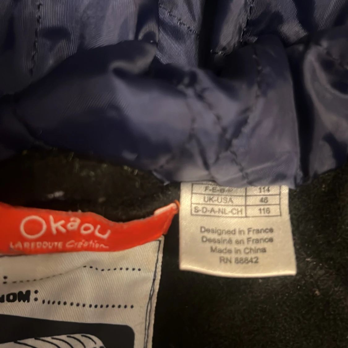 Svart rock med huva från Okaou - 2