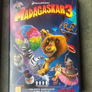 Madagaskar 3: Europe's Most Wanted - Följ Alex, Marty, Melman och Gloria på ett färgsprakande och galet äventyr genom Europa! Med cirkus, vilda djur och massor av skratt är detta en film som passar perfekt för ungdomar och unga vuxna som älskar humor och action.     Finns på språk: svenska, engelska, finska.              DVD - Då jag kollar igenom alla filmer jag säljer garanterar jag att alla funkar felfritt om inget annat står! :)