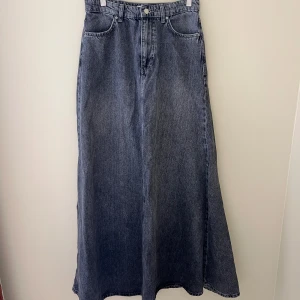 Grå lång jeanskjol från Gina Tricot - Grå lång jeanskjol från Gina Tricot. Jag är 171 och kjolen går hela vägen till marken.