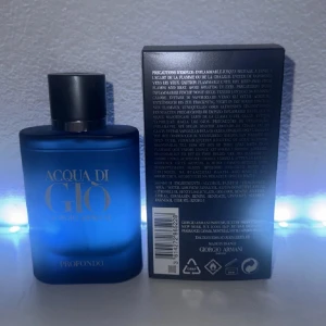 Acqua di Giò Profondo parfym 75ml - Fräsch och modern parfym från Giorgio Armani, Acqua di Giò Profondo. Flaskan är mattblå med silverdetaljer och har en stilren, rundad form. Kommer med originalkartong. Doften är akvatisk och maskulin, perfekt för dig som gillar fräscha och djupa toner.