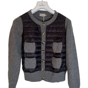 Moncler cardigan tjej - Moncler cardigan dam, storlek Xs. Skick super fin, 9/10. Pris 4490kr. Finns att köpa på våran hemsida, Fashionels.com