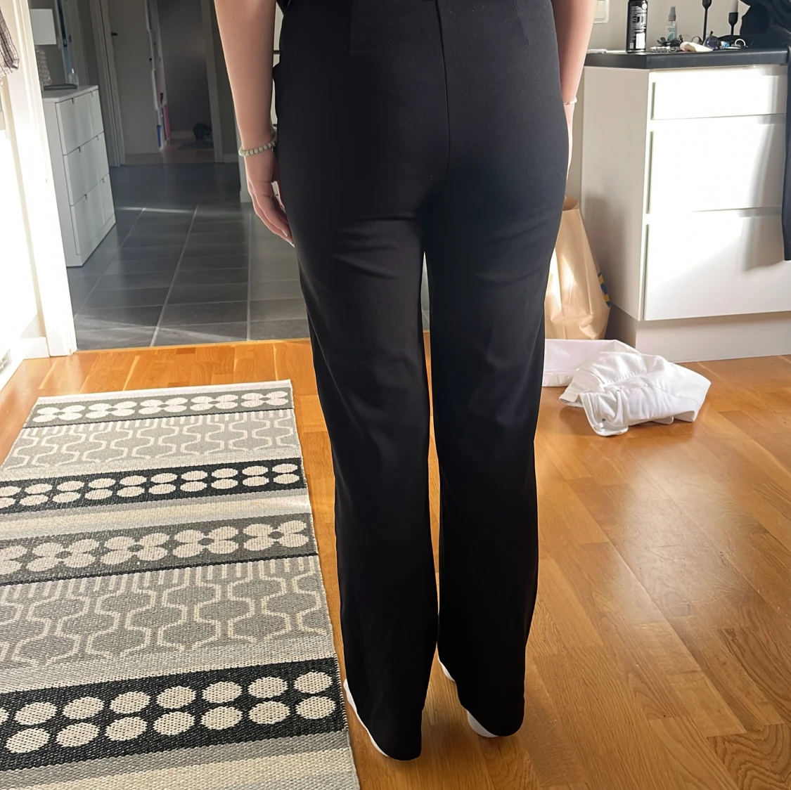 Svarta straight byxor från Vero Moda - 1