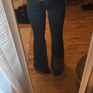 Svarta lågmidjade cheap Monday jeans - Svarta lågmidjade jeans, inga skador på dom💞 pris kan diskuteras! Minns nt helt vilken storlek men jag är 168 och dom passar för min längd ! 