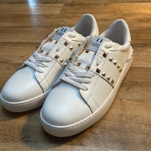 Valentinos  - Helt nya valentino rockstud skriv vid funderingar😇