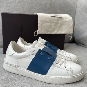 Valentino open (nyskick) - Hej! Säljer nu dessa sjukt snygga Valentino skor. Skorna är i extremt fint skick! Har ett begränsat antal boxar och dustbag! Hör gärna av dig vid frågor! 41 passar 42