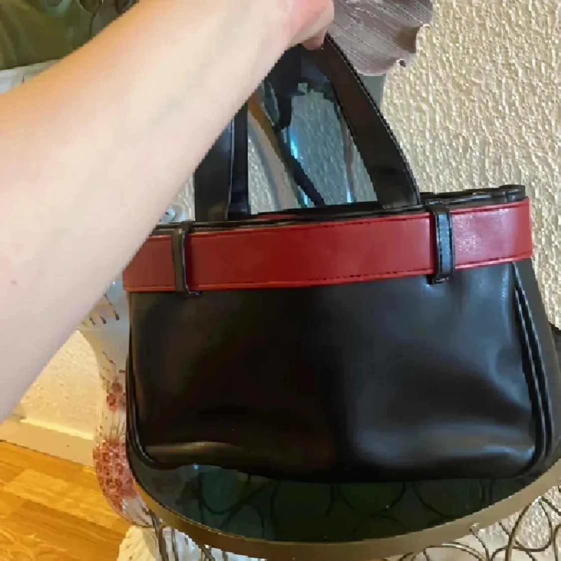 Svart handväska med rött bälte - 2