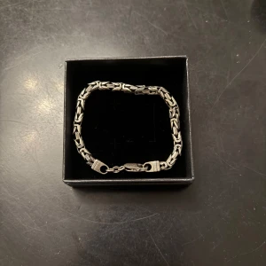 Kedjearmband i äkta silver - Snygg kejsar länk i äkta silver 925 stämpel . Perfekt för dig som vill ha något som sticker ut och känns exklusivt. Vikten är 23 gram och längd 21.5 ny pris 1700 köpt på guldfynd. Skicket är väldigt bra då det inte kommit till användning.