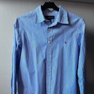 Ralph Lauren skjorta - Skjorta från Ralph lauren. I storlek 16 US som borde passar för junior i längden 160-165 cm. Väldigt fin och är i princip oanvänd. Pris kan diskuteras.