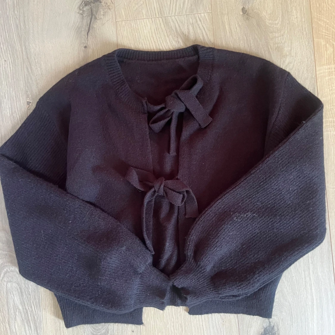 Svart kofta med knyt framtill strl Xs/S