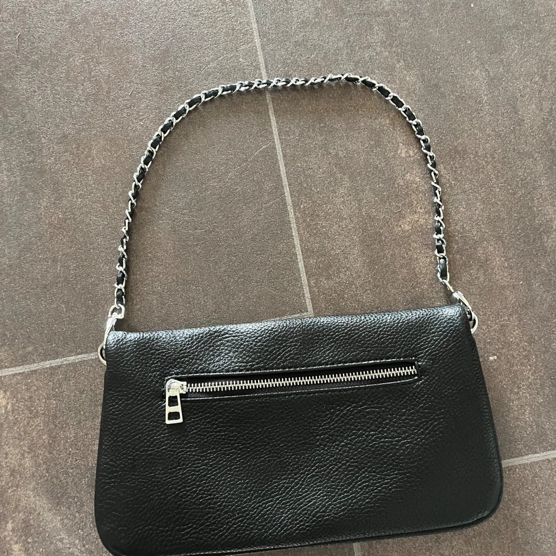 Svart axelväska med kedja och vingar - 1