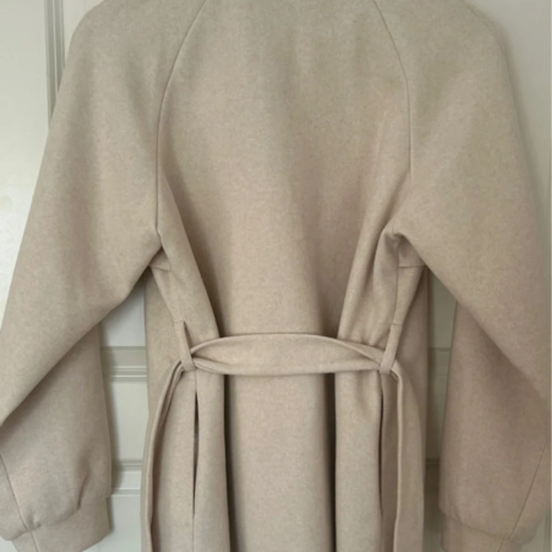 Beige kappa från ONLY med bälte - 2