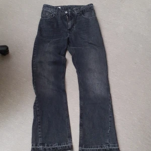Zara flared jeans - Flared zara jeans I fint skick zara storlekarna är annourlunda men uppskattad storlek runt 30 i midjan
