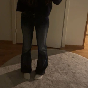 Blå bootcut jeans - Säljer ett par Lågmidjade bootcut jeans från cheap monday. Storlek W26 L30. Midjemått tvärsöver är 35cm och innerbenslängden är 77cm.💗💗