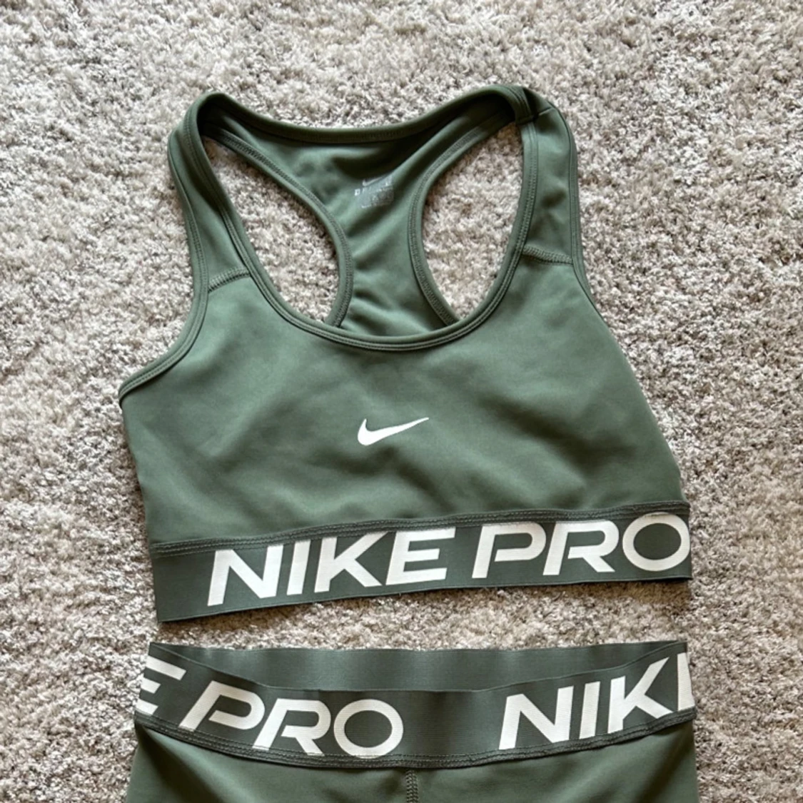 Nike Pro grön träningstopp och shorts - 1
