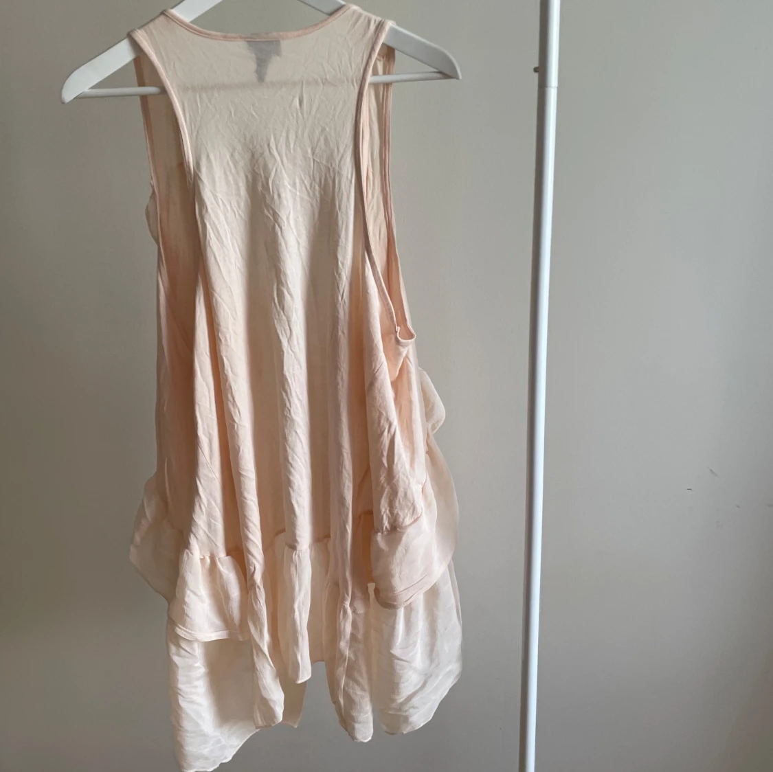 Korallfärgad väst med volanger - 2