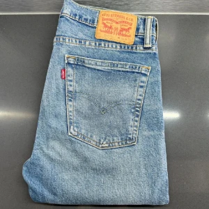 Levi's 510 ljusblå raka jeans - Säljer ett par Levi's 510 raka  jeans i ljusblå tvätt. Klassisk femficksmodell med röd Levi's-tag på bakfickan och läderpatch i midjan. Jeansen har rak passform och är tillverkade i mjukt bomullsjeansmaterial.