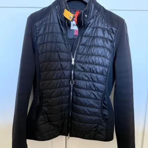 Parajumpers jacka - Knappt använd jacka, perfekt till våren och hösten. Den är i storlek L vilket bättre om man ska ha en hoodie under eller liknande, men passar M också. Tags och kvitto finns