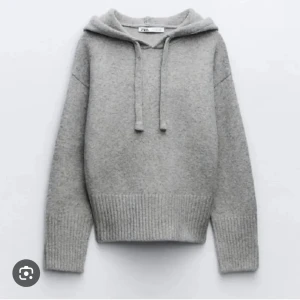 Grå stickad hoodie från Zara - Säljer en nästan helt oanvänd tröja från Zara! Den är i storlek S och säljer pga att den inte kom till användning💞💞