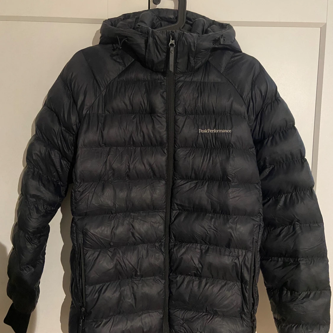 Svart dunjacka Peak Performance 170