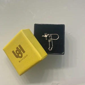 l8h örhänge - Säljer detta örhänge från l8h då det inte längre kommer till användning.