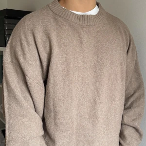 Stickad tröja från Nelly  - Säljer den här svin snygga stickade tröjan från Nelly i storlek M men passar nog både L och S beroende på hur man vill att den ska sitta, tröjan är väldigt skön,mjuk och varm, priset är inte fast utan går att diskutera!