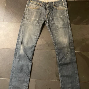 Levi's 501 blå jeans 32x34 - Säljer ett par klassiska Levi's 501 jeans i blå tvätt med snygga slitningar och raka ben. Dom är i väldigt bra skick. Pris kan diskuteras 
