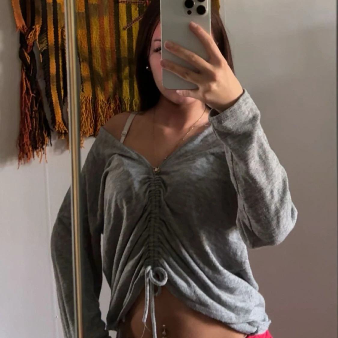 Grå croppad tröja med snörning