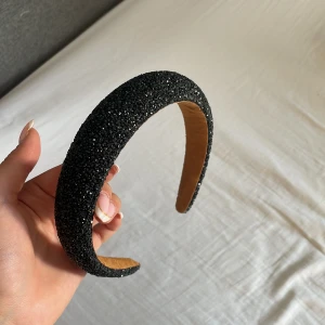Glitter diadem - Svart glitter diadem, användts 2 gånger!