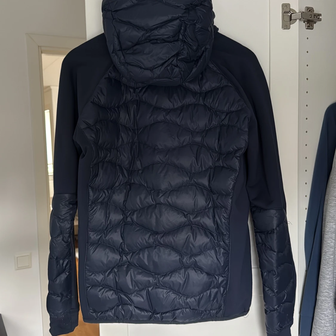 Mörkblå pufferjacka Peak Performance - 1