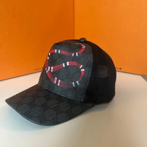 Gucci keps - Säljer en Gucci keps. Pris 395kr. Hör av dig vid minsta lilla fundering!!👍🏼☺️ vid köp av 2 varor eller fler så medkommer en rabatt!!✅