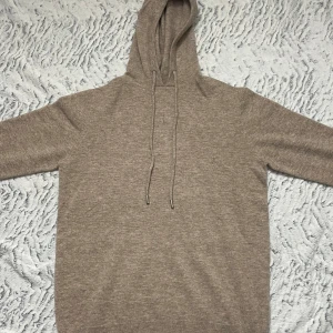 Kashmir hoodie - Beige hoodie i Merino/Kashmir blandning! Storlek M, passar S-M! Endast använd 2 gånger, därför är hoodien i toppskick! Skriv vid frågor!