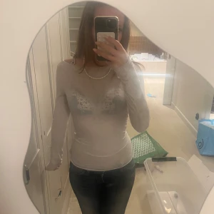 Beige intimissimi tröja - Säljer en superfin intimissimi tröja! Ända defekten är ett super litet hål längst ner på baksidan. Bara att skriva om du vill ha mer bilder❤️❤️