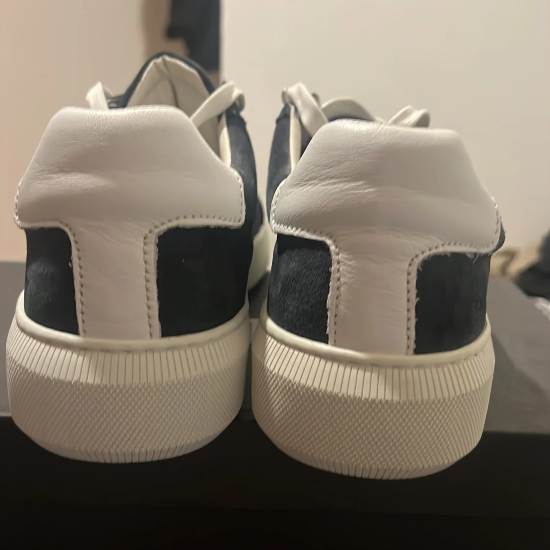 Svarta mockasneakers med vita detaljer - 1