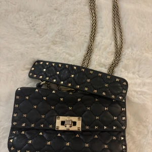 Valentino Rockstud väska  - Säljer nu min lilla valentino väska, super snygg k bra skick för ett bra pris! Självklart äkta 