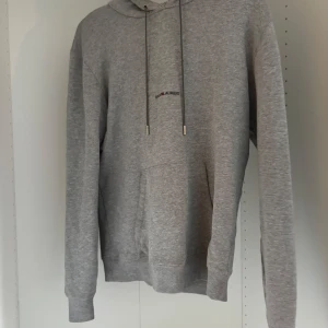 Grå hoodie från Saint Laurent - Tjena, säljer en fet Saint Laurent hoodie. Högt eftertraktad, så passa på. Pris ej hugget i sten. Öppen för byte mot lanvins eller andra feta skor🔥